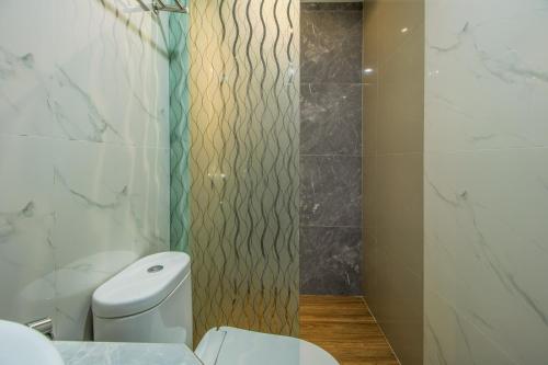 Un baño de My Home Aceh