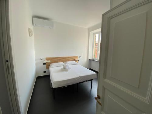 mały pokój z łóżkiem i oknem w obiekcie Infinity Mare/Monti w mieście Camogli