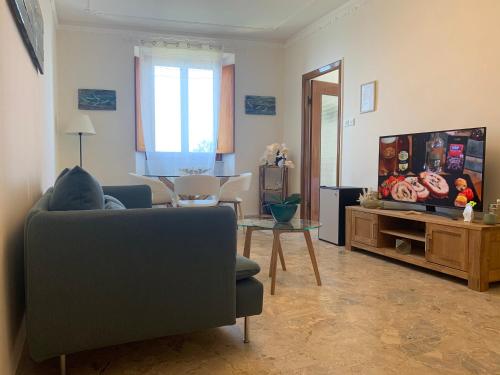 a living room with a couch and a table at Affittacamere San Giorgio in Manarola