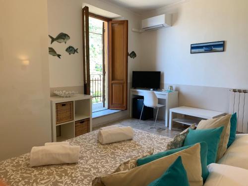 a living room with a couch and a desk at Affittacamere San Giorgio in Manarola