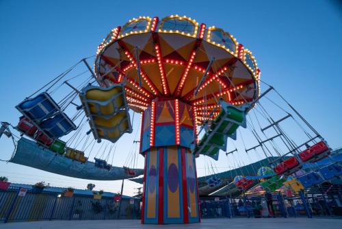a ferris wheel at a carnival in a park at Tzuba Hotel in Ẕova