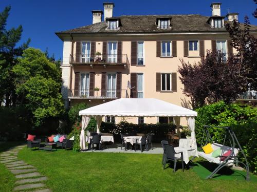 un gazebo di fronte a una grande casa di Palazzo Pellanda a Domodossola