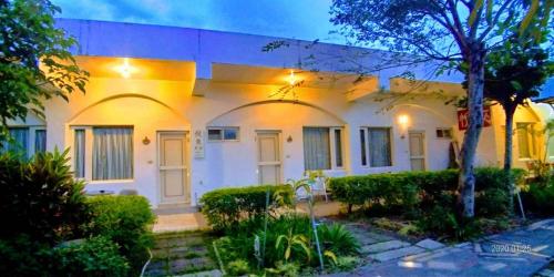 a white house with arches on the side of it at 悦來民宿 台東縣民宿334號 in Taiping