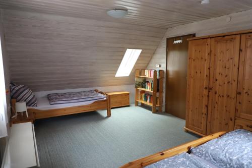 um quarto com um beliche e uma estante de livros em Ferienhaus Irene em Friedrichshafen