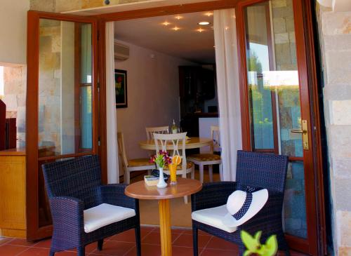 un patio con sillas, mesa y mesa en Helena VIP Villas and Suites - Half Board, en Sunny Beach