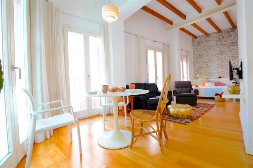ein Wohnzimmer mit einem Tisch und Stühlen in der Unterkunft Montmari - Turismo de Interior in Palma de Mallorca