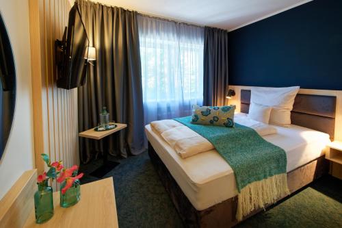 um quarto de hotel com uma cama e uma janela em Stadthotel Borken em Borken