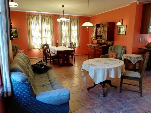 a living room with a couch and a table at Lisi Dwór in Czarny Młyn