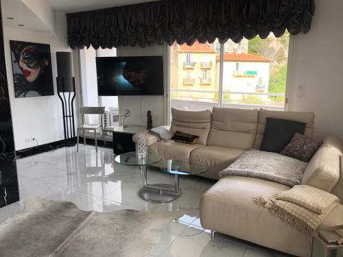 A seating area at Luxurious Apartment with Terrace and Sea View