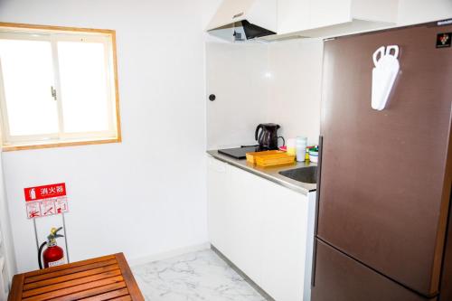 Una cocina o cocineta en SHIRAHAMA BEACH GARDEN