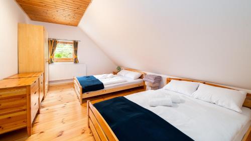 um quarto com 2 camas, uma secretária e uma janela em Apartamenty EverySky - Dom Wąska 3 em Karpacz