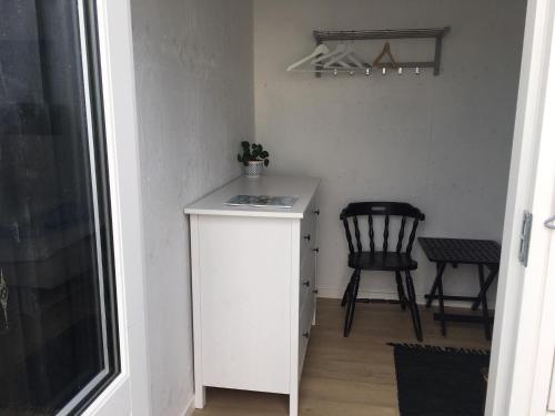 a room with a white counter and a chair at Casablanca Hostel, hyggelig overnatning in Anholt