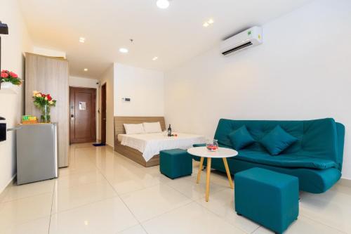 een woonkamer met een bank en een bed bij Homestay saigon Airport in Ho Chi Minh-stad