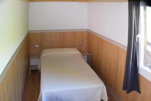 a small room with two beds and a window at CELTAINER in Maceda