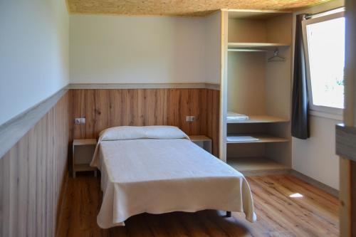 a small room with a bed and a closet at CELTAINER in Maceda