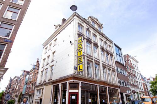 un edificio blanco con un cartel en la parte superior en Quentin Arrive Hotel, en Ámsterdam