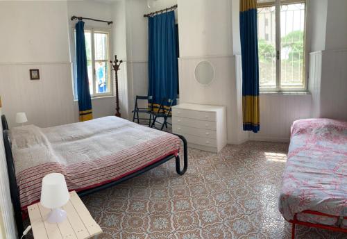 グラードにあるLa Casa Di Francaのベッドルーム1室(ベッド1台、ドレッサー、椅子付)