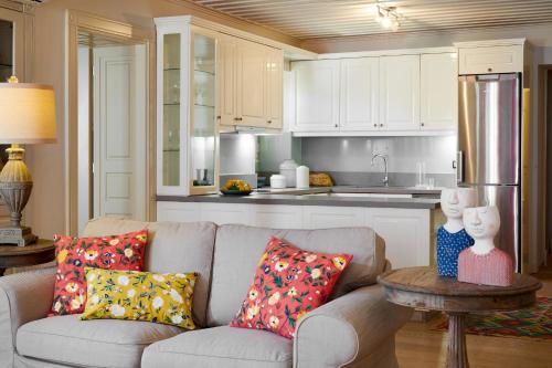 ein Wohnzimmer mit Couch und Küche in der Unterkunft Old Town Luxury Suites 'Komissa' in Korfu-Stadt