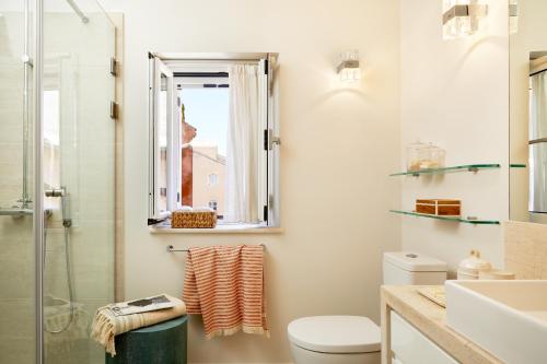 ein Badezimmer mit Dusche, Toilette und Waschbecken in der Unterkunft Old Town Luxury Suites 'Komissa' in Korfu-Stadt