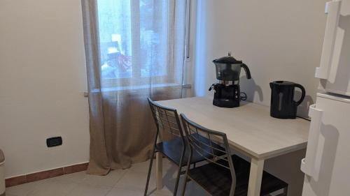 una cocina con mesa y cafetera. en TOP Apartment, en Catanzaro