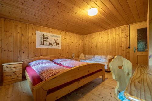 MörtschachにあるObere Roner Kasaの木製の部屋にベッド1台が備わるベッドルーム1室があります。