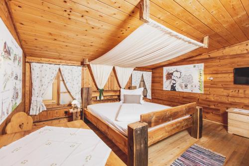 sypialnia z łóżkiem w drewnianym pokoju w obiekcie Roanwirt w mieście Sankt Lorenzen im Mürztal