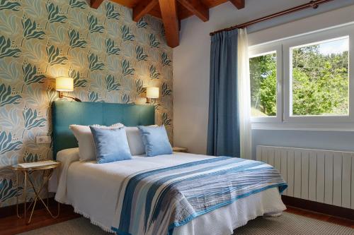 1 dormitorio con cama y ventana en Hotel Txoriene - Arrieta - HBI01298, en Arrieta