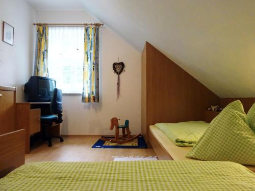 Un pat sau paturi într-o cameră la Haus ÖtscherTeufel