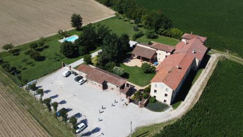 una vista aérea de una casa grande con patio en Agriturismo Borgo Tecla en Rosà