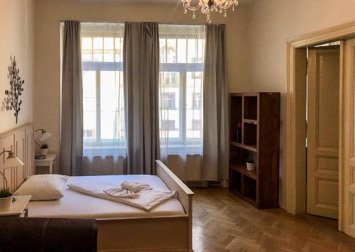 - une chambre avec un lit et une grande fenêtre dans l'établissement Karlova 22 - Old Town Apartment, à Prague