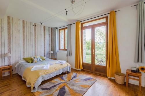 Postel nebo postele na pokoji v ubytování Normandy Inn