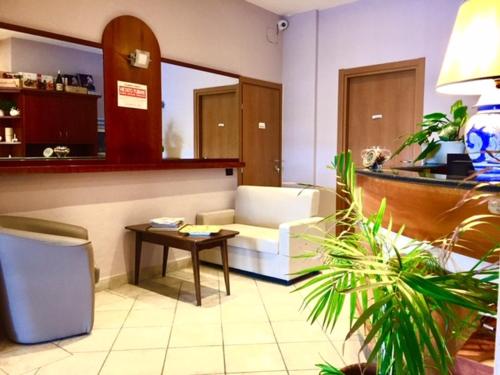 a waiting room with a couch and a table at Hotel La Rosa Dei Venti in Albinia