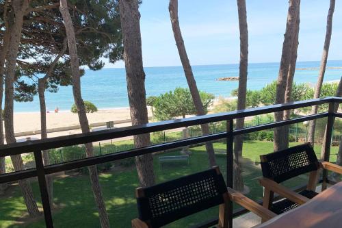 a balcony with a view of the beach at Cambrils CALMA II in Cambrils