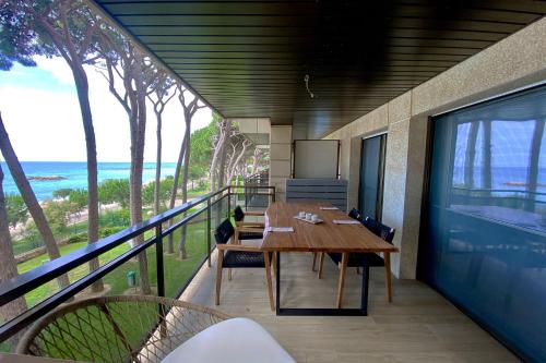 uma mesa numa varanda com vista para o oceano em Cambrils CALMA II em Cambrils