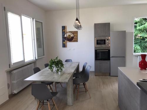 a kitchen and dining room with a table and chairs at La casa dei butei in Castelnuovo del Garda