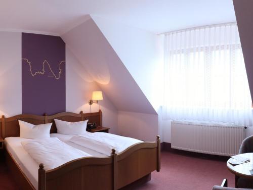 1 dormitorio con cama, ventana y cama sidx sidx sidx sidx en Michels Stern, en Marktbreit