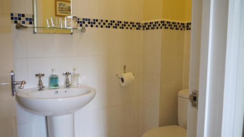 Bilik mandi di Gable Lodge Guest House