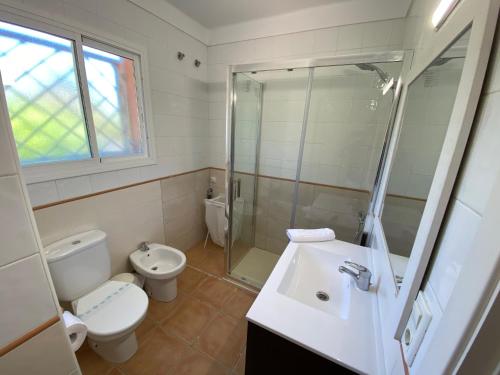 トレリャ・デ・モングリにあるDaró 2D 135 Aire Mas Pinellのバスルーム(トイレ、洗面台、シャワー付)