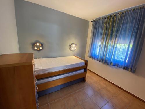 トレリャ・デ・モングリにあるDaró 2D 135 Aire Mas Pinellのベッドルーム1室(二段ベッド2台、窓付)が備わります。