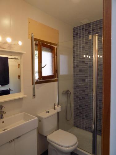 a bathroom with a toilet and a sink and a shower at Bungalow CASIOPEA Internet 300 Mb SAT SMARTTV in El Campello