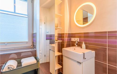 Ένα μπάνιο στο Beautiful Apartment In Langenhorn