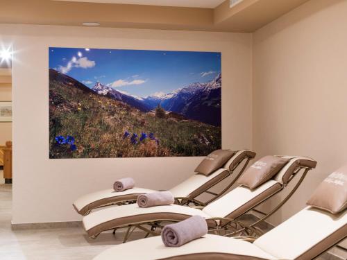 a waiting room with chairs and a painting on the wall at Hotel Waldheim Garni in Mayrhofen