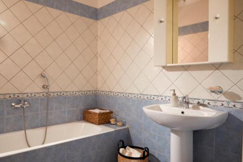 卡諾尼的住宿－Old Town Luxury Suites 'Madame'，浴室配有盥洗盆和浴缸。