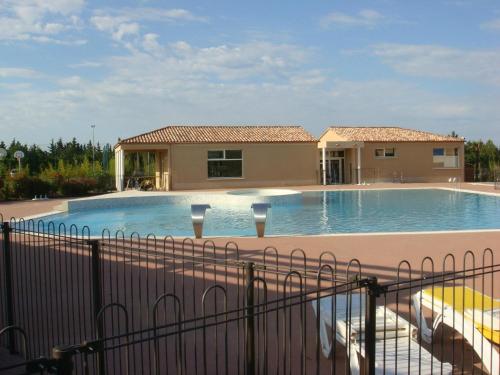 une piscine devant une maison dans l'établissement CHEZ BRUNO et BENEDICTE - RESIDENCE DU VENTOUX, à Aubignan