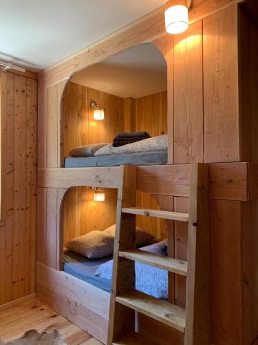 阿克斯萊泰爾姆的住宿－La Porteille，带2张床的客房内的双层床