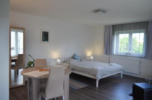 コレニツァにあるKataricaのベッドルーム1室(ベッド1台、テーブル付)、ダイニングルームが備わります。