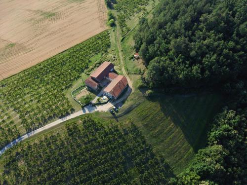 una vista aérea de una casa en un campo en Studio au cœur de la nature, en Bren
