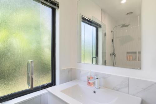 bagno con lavandino e finestra di Inn Land Inn a Vaimaanga