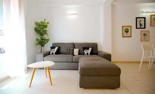 ein Wohnzimmer mit einem Sofa und einem Tisch in der Unterkunft La Lonja Homes - Turismo de interior in Palma de Mallorca