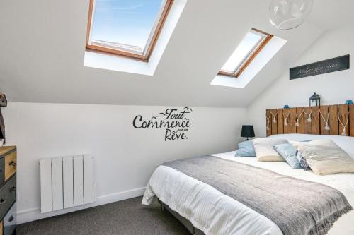 - une chambre avec un lit et des lucarnes dans l'établissement Appartement Lucarnes - 3 étoiles - Welkeys, à Honfleur